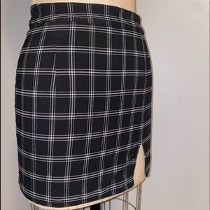 Garage plain skirt black and white
